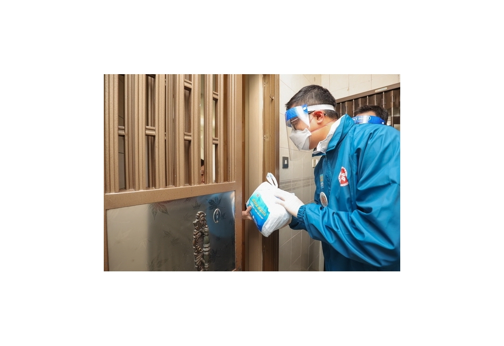 FAST Connect名譽助理總監王文揚向居民派發「防疫服務包」