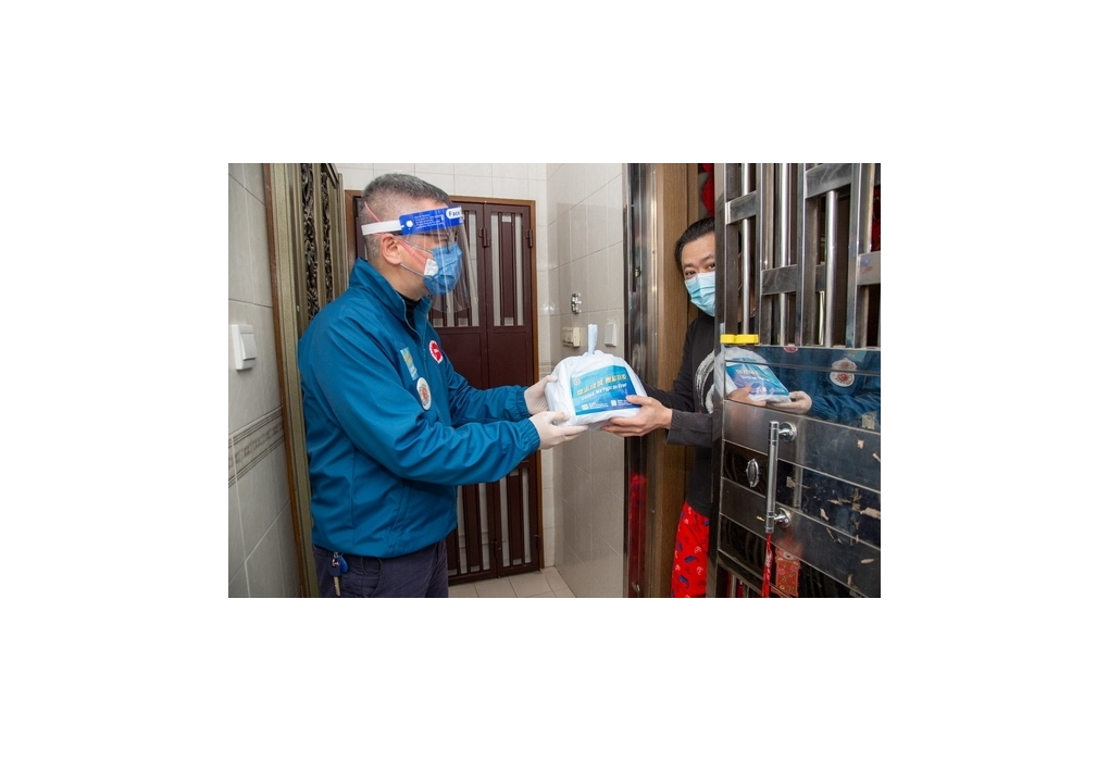 消防處副處長兼FAST Connect團長黃鎮業向居民派發「防疫服務包」