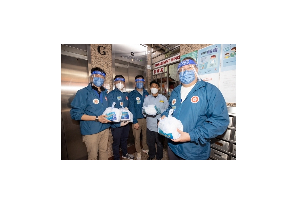 （左起）FAST Connect 副團長翁錦雄、名譽助理總監王文揚、消防處處長楊恩健及FAST Connect 名譽副總監黃錦財（右一）向居民派發「防疫服務包」