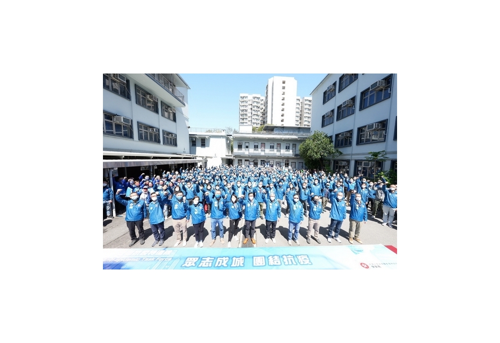 保安局局長鄧炳強（前排右六）與一眾參與人士派發服務包前的合照。