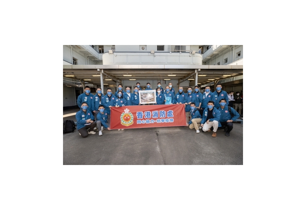 保安局局長鄧炳強在出發前往派發「防疫服務包」前與消防處代表和一眾FAST Connect名譽總監合照